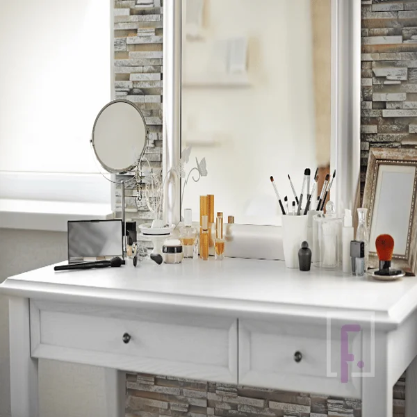 dressing table in white